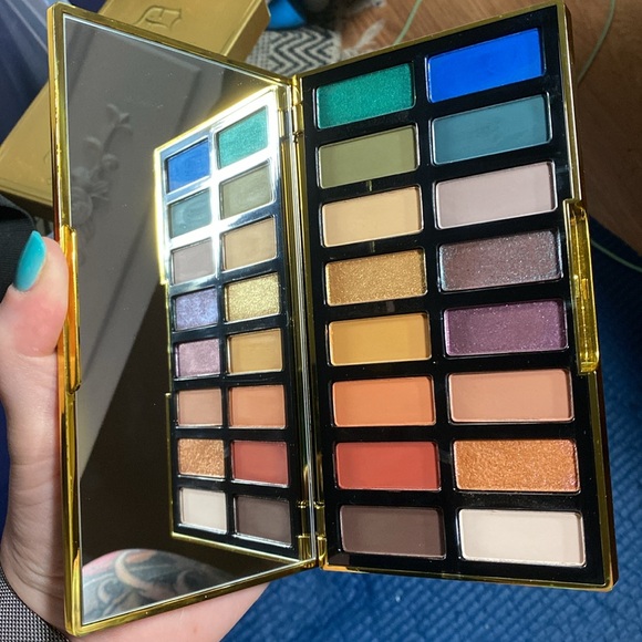 Kat Von D 10 Year Anniversary Eyeshadow Palette - Picture 5 of 8